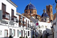 Straat in de binnenstad van Oud Altea met uitzicht op de kathedraal