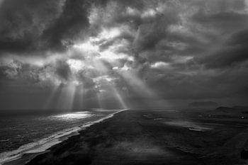 Der endlos lange schwarze Strand