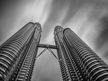 Exposition longue des tours Petronas à Kuala Lumpur. sur Shanti Hesse