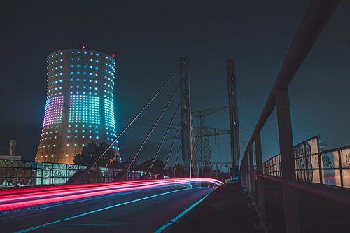 Lighttrails à la tour de refroidissement de Drogenbos à Bruxelles.