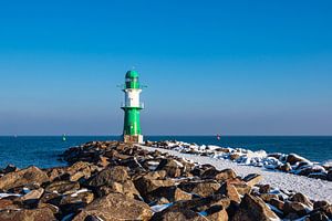 Mole an der Ostseeküste in Warnemünde im Winter