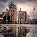 Straßenleben in Amsterdam auf dem Dam-Platz nach einem Winterregen von Jolanda Aalbers Miniaturansicht