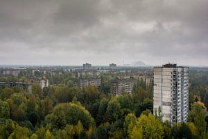 Het uitzicht over spookstad Pripyat van Tim Vlielander
