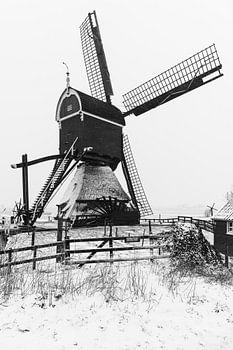 Broekmolen in een besneeuwd polderlandschap