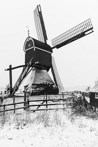Broekmolen in een besneeuwd polderlandschap