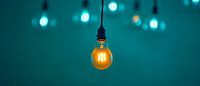 Gloeilampen ophangen in zacht licht van Poster Art Shop thumbnail