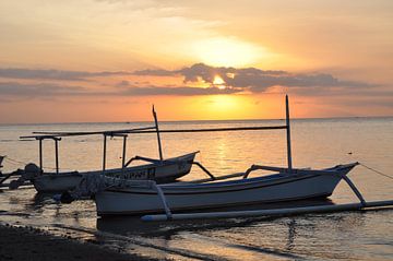 sunset in Lombok van Lucie Lindeman