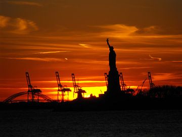 Statue of Liberty na zonsondergang van Jutta Klassen