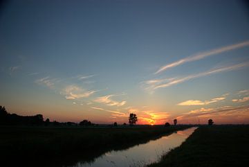 Sonnenaufgang über einem Siel von Norbert Sülzner