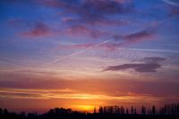 vliegtuigstrepen bij zonsondergang