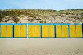 Gelb blaue Strandhütten vor der Düne