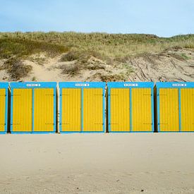 Gelb blaue Strandhütten vor der Düne von Jens Seßler