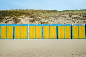 Gelb blaue Strandhütten vor der Düne