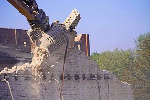 Abriss des Speicher gebäudes des Komplexes Böllberger Mühle in Halle