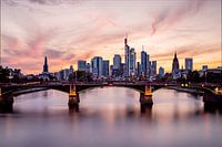 Frankfurter Skyline in der Abenddämmerung