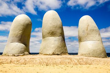 Wahrzeichen Steinskulptur los Dedos am Strand von Punta del Este in Uruguay von Dieter Walther