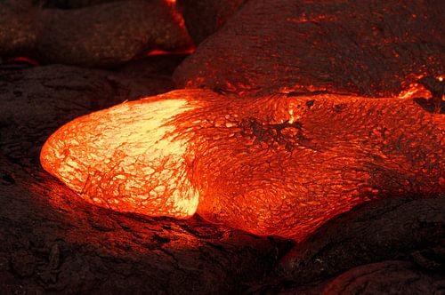 Détails d'une coulée de lave active, magma chaud émergeant d'une fissure