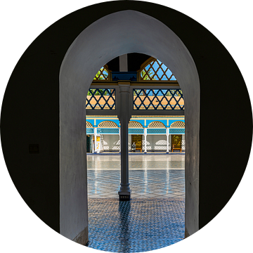 Doorkijk door een deur in het Bahia Paleis in Marrakech in Marokko van Rene Siebring