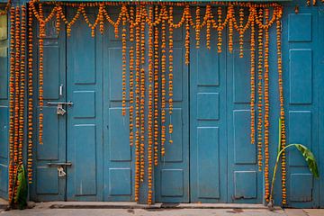 Blaue Tür mit Blumen in Nepal
