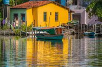 Reflexionen eines typischen Hauses am Rand des Rio das Almas in der Stadt von Taperoa Bahia Brazil