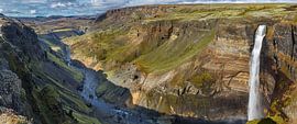 Panorama van de Haifoss-waterval en -kloof in de Hooglanden, IJsland van PhotoCluster