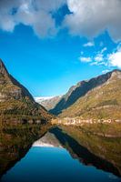 Meer in Sandvevatnet Noorwegen met reflectie en een gletsjer in de verte