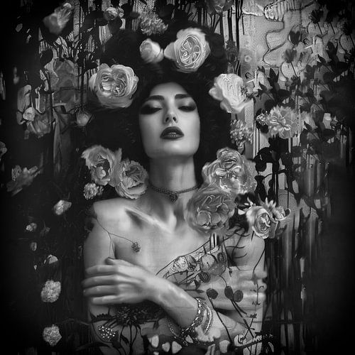 Eine mystische Schönheit, umgeben von goldenen Blumen in einer traumhaften Welt