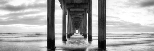 Brug aan zee in Califormia. Zwart-wit beeld.