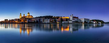 Panorama van de oude stad Passau tijdens het blauwe uur van Frank Herrmann
