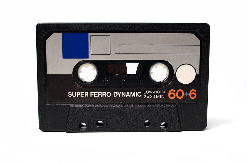 Closeup van vintage audio cassettebandje met witte achtergrond. van N. Rotteveel