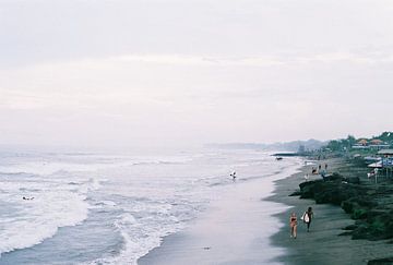 Langs het strand op Bali (35mm film) van Tim van Deursen