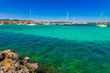 Hafen von Porto Colom an der Küste der Insel Mallorca, Spanien Mittelmeer von Alex Winter