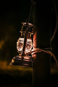 Photographie de soirée à la lampe à huile sur Evelien Oerlemans