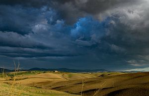 Blaue Gewitterwolken über der Toskana, Italien