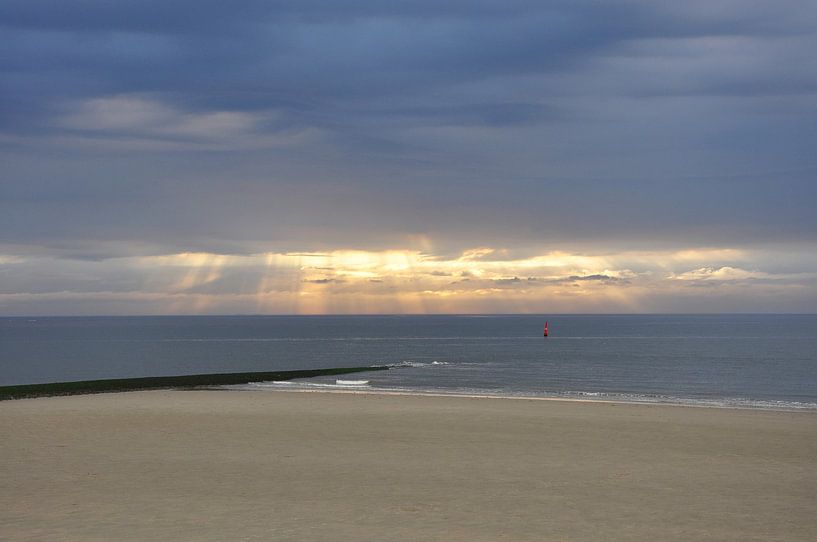 Evening sun on the beach by Philipp Klassen