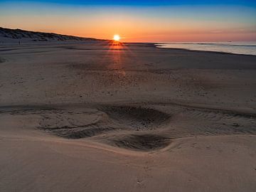 Sonnenuntergang am Strand von Oost Vlieland von Hillebrand Breuker