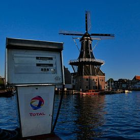 Spaarne gezicht op Haarlem bij Molen de Adriaan by Remco van Kampen