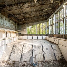 Piscine abandonnée. sur Roman Robroek - Photos de bâtiments abandonnés