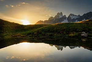 Berglandschap "Spiegeling zonsondergang" van Coen Weesjes