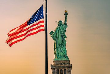 Vrijheidsbeeld met wapperende vlag in New York City van Patrick Groß