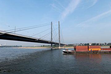 Rheinkniebrücke Düsseldorf van Richard Wareham