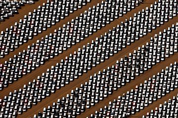 Luftaufnahme des Autoterminals im Hafen von Rotterdam von Frans Lemmens