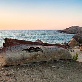 vieux bateau cassé sur la côte de kefalonia sur Dennis Dijkstra