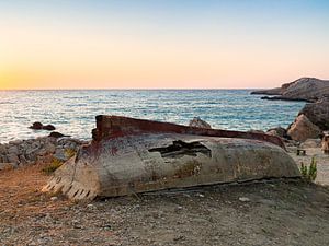 oud kapot bootje aan de kust van kefalonia van Dennis Dijkstra