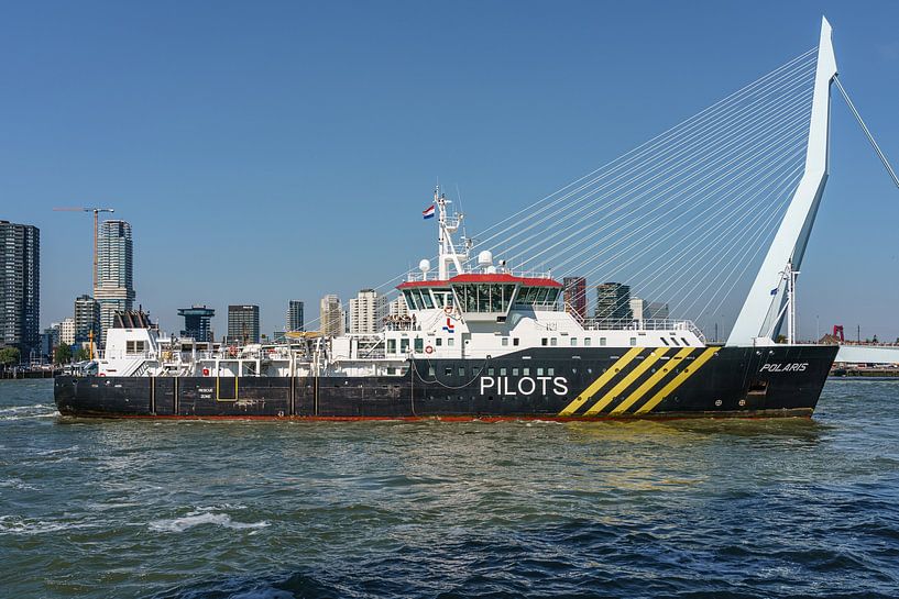 Loodsboot Polaris bij de Erasmusbrug. van Jaap van den Berg