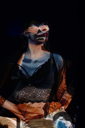 Chica II - Portrait abstrait difficile avec beaucoup de noir
