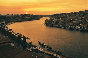 Coucher de soleil sur le fleuve Douro à Porto