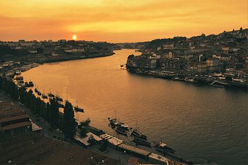 Coucher de soleil sur le fleuve Douro à Porto sur PixelPower