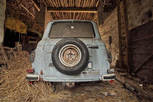 Urbex achterkant van een blauwe oldtimer bus