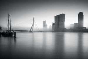 Matin brumeux à Rotterdam sur Ilya Korzelius